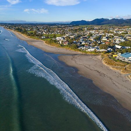 Tasman Holiday Parks - Waihi Beach Dış mekan fotoğraf Aerial view of the beach at Waikuku