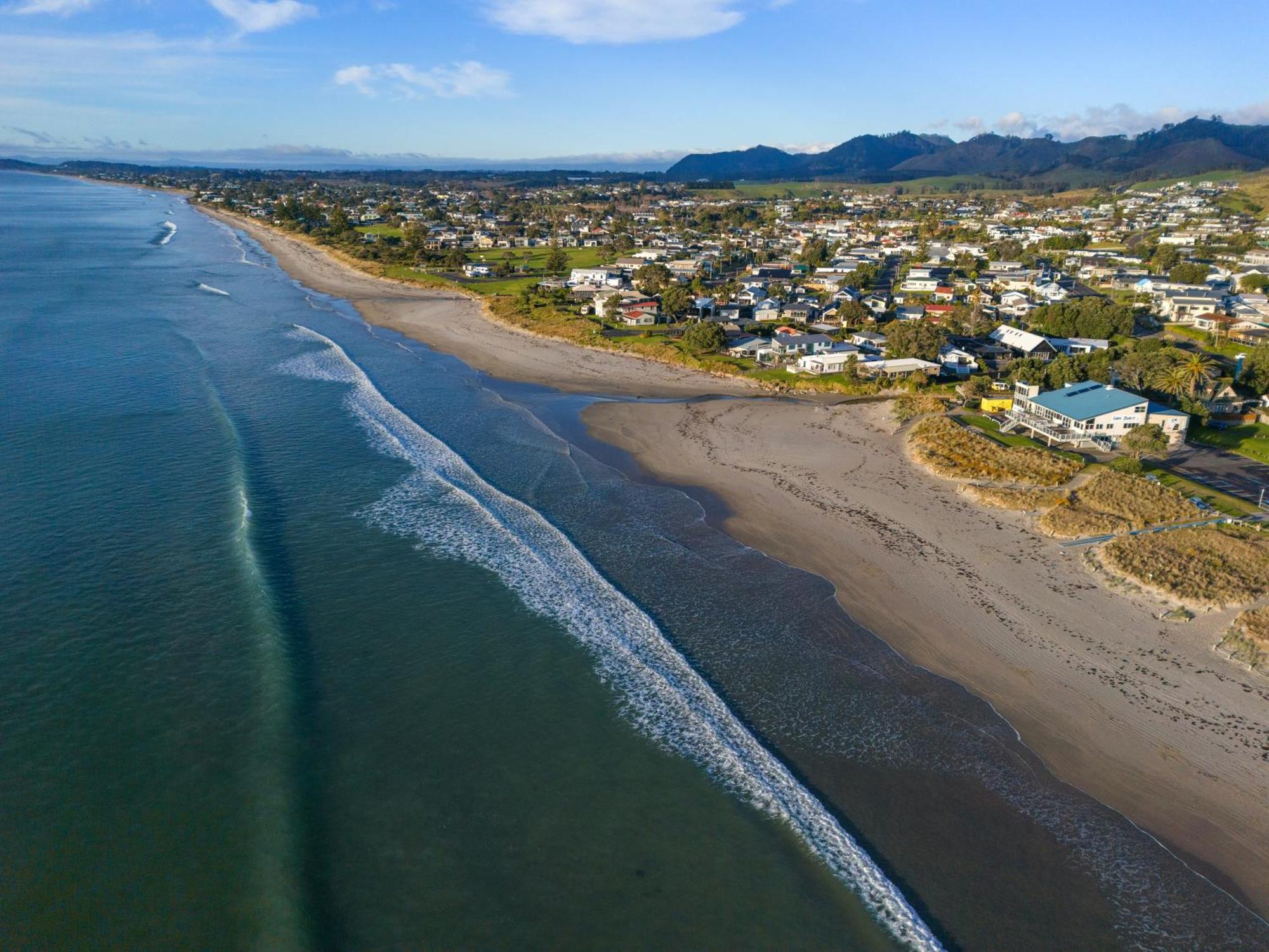 Tasman Holiday Parks - Waihi Beach Dış mekan fotoğraf Aerial view of the beach at Waikuku