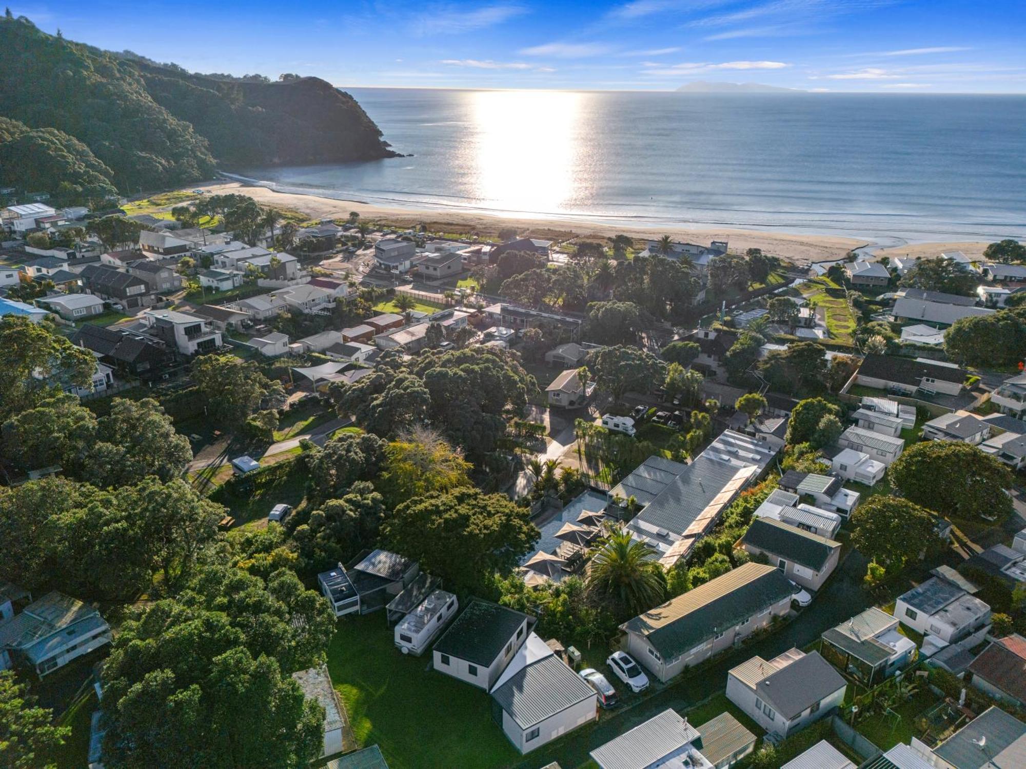 Tasman Holiday Parks - Waihi Beach Dış mekan fotoğraf Aerial view of the town