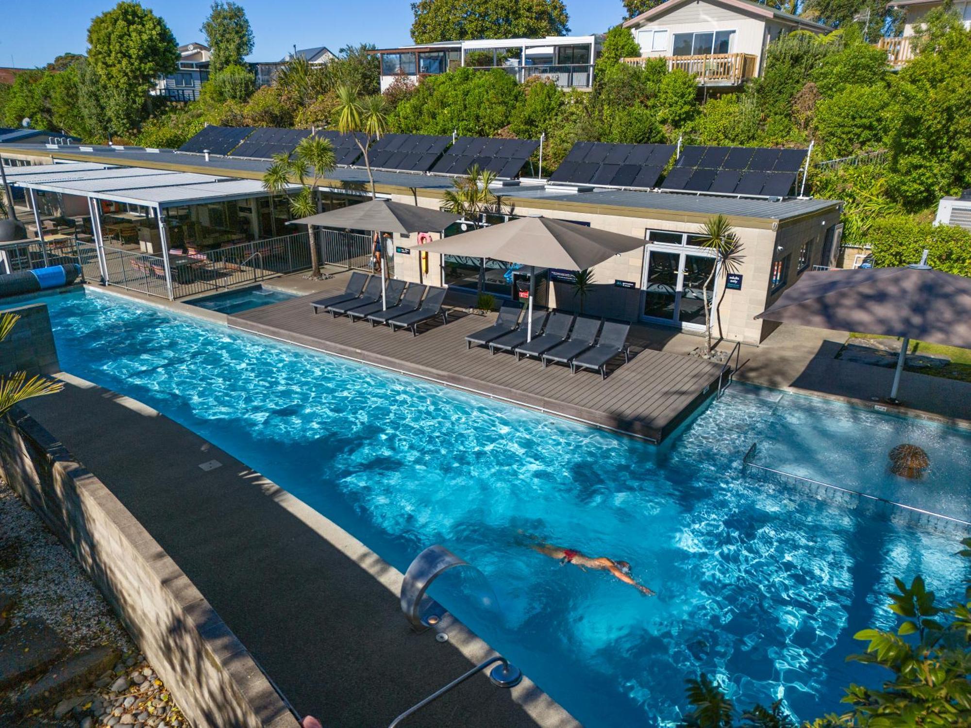 Tasman Holiday Parks - Waihi Beach Dış mekan fotoğraf The swimming pool at the hotel
