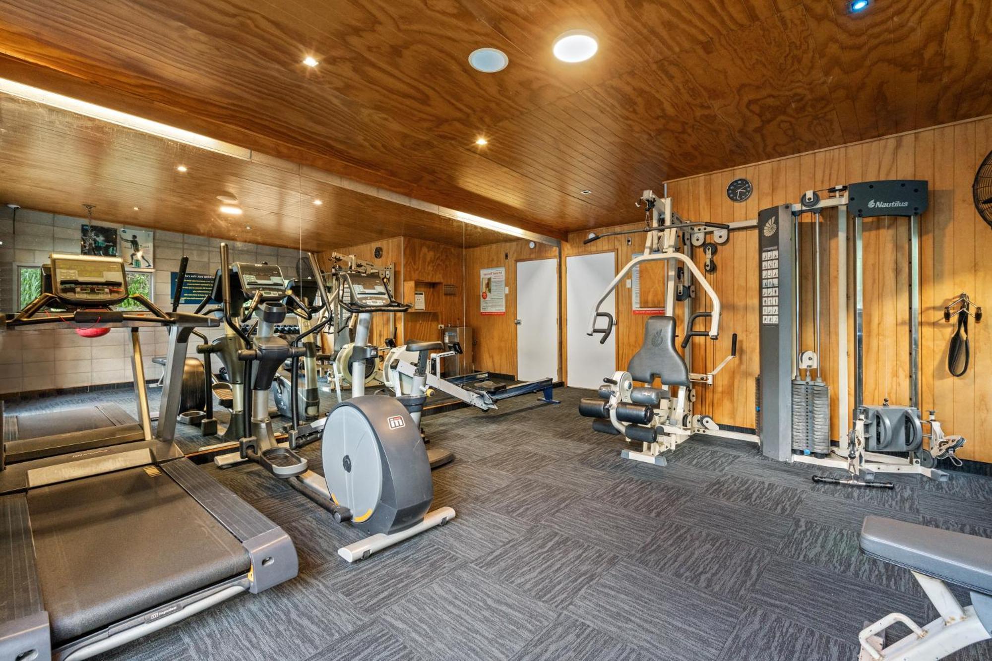 Tasman Holiday Parks - Waihi Beach Dış mekan fotoğraf The gym at the 100 East 53rd Street building