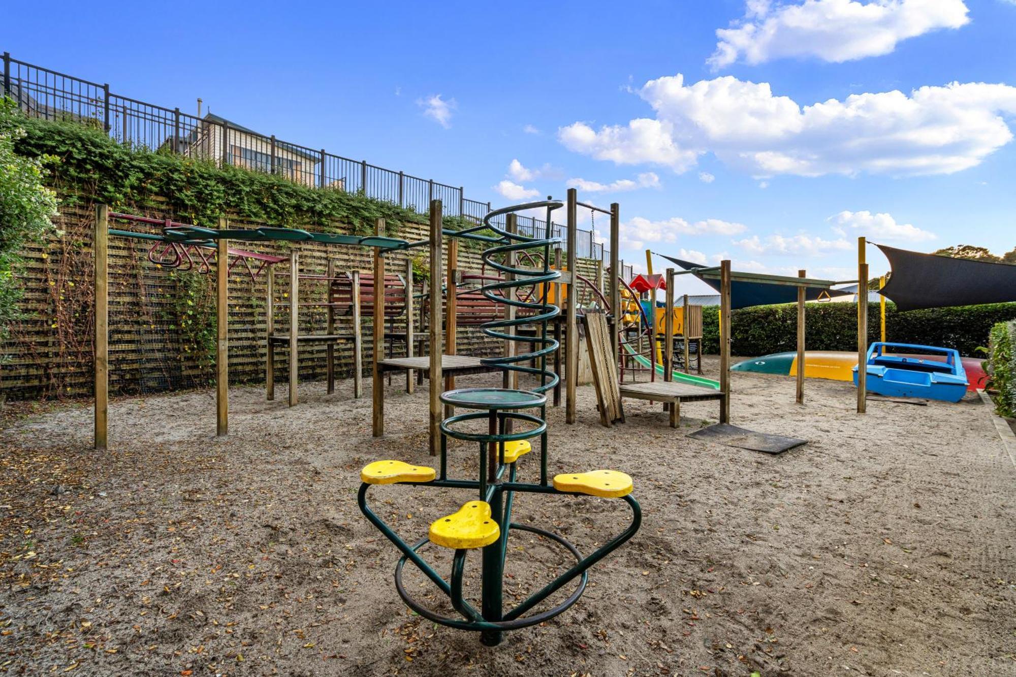 Tasman Holiday Parks - Waihi Beach Dış mekan fotoğraf Playground at the school
