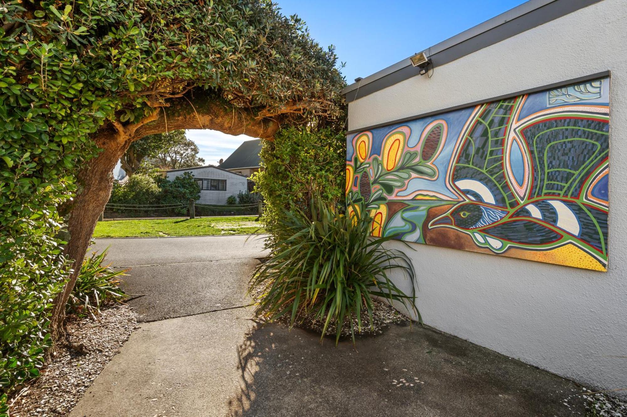 Tasman Holiday Parks - Waihi Beach Dış mekan fotoğraf Mural on the side of a house in the suburb of St Johns, Auckland