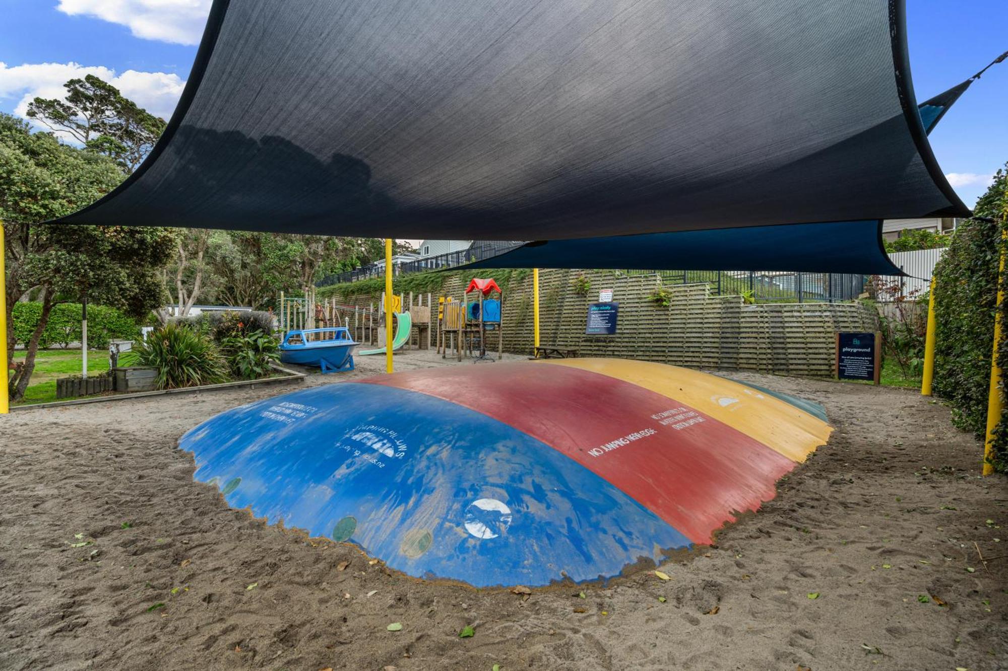 Tasman Holiday Parks - Waihi Beach Dış mekan fotoğraf A jumping pillow at a playground in New Zealand