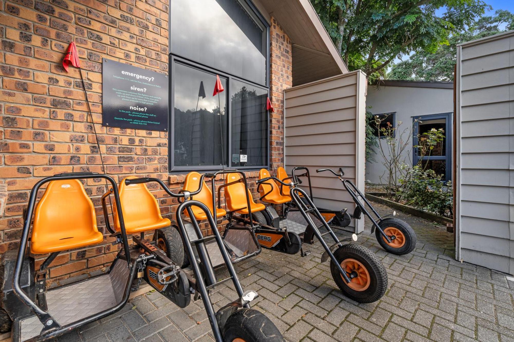 Tasman Holiday Parks - Waihi Beach Dış mekan fotoğraf The bike share at the visitor centre
