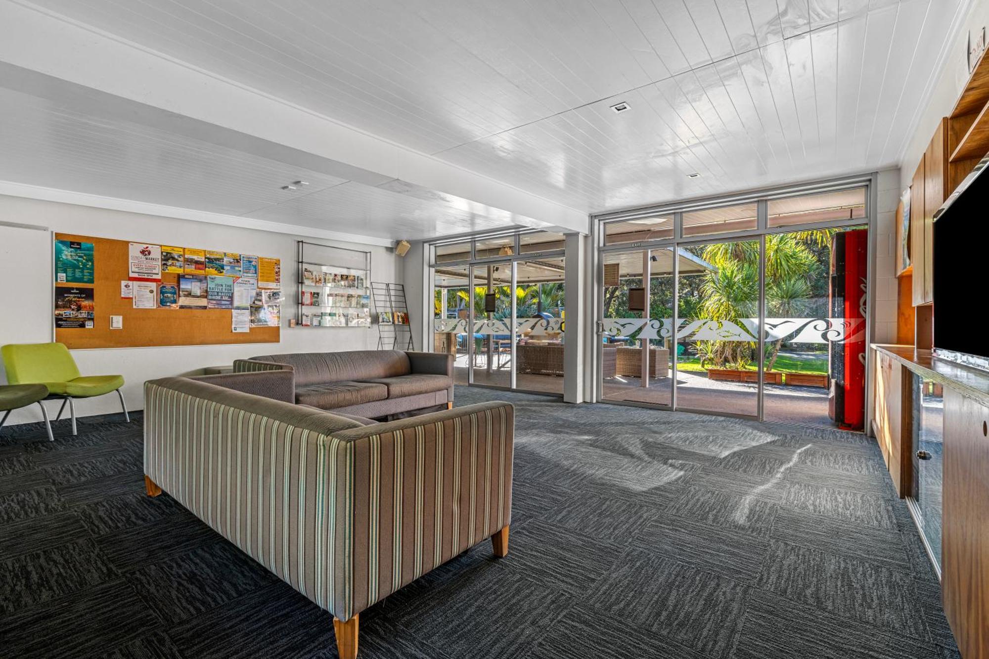 Tasman Holiday Parks - Waihi Beach Dış mekan fotoğraf The interior of the school's main building