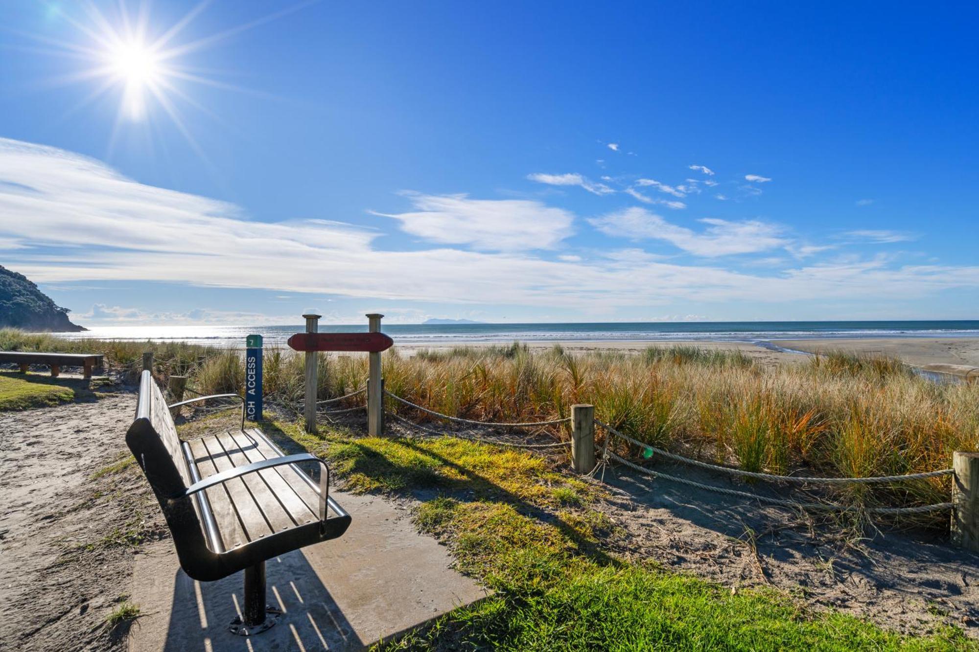 Tasman Holiday Parks - Waihi Beach Dış mekan fotoğraf The beach at the end of the boardwalk
