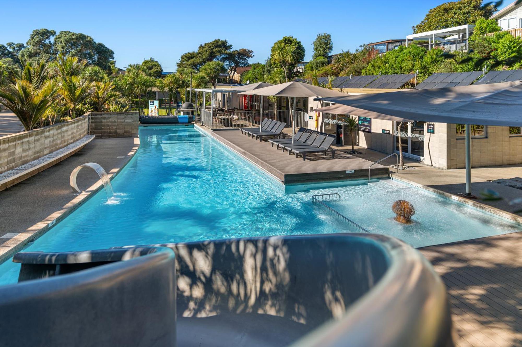 Tasman Holiday Parks - Waihi Beach Dış mekan fotoğraf The pool at the Bay of Many Coves