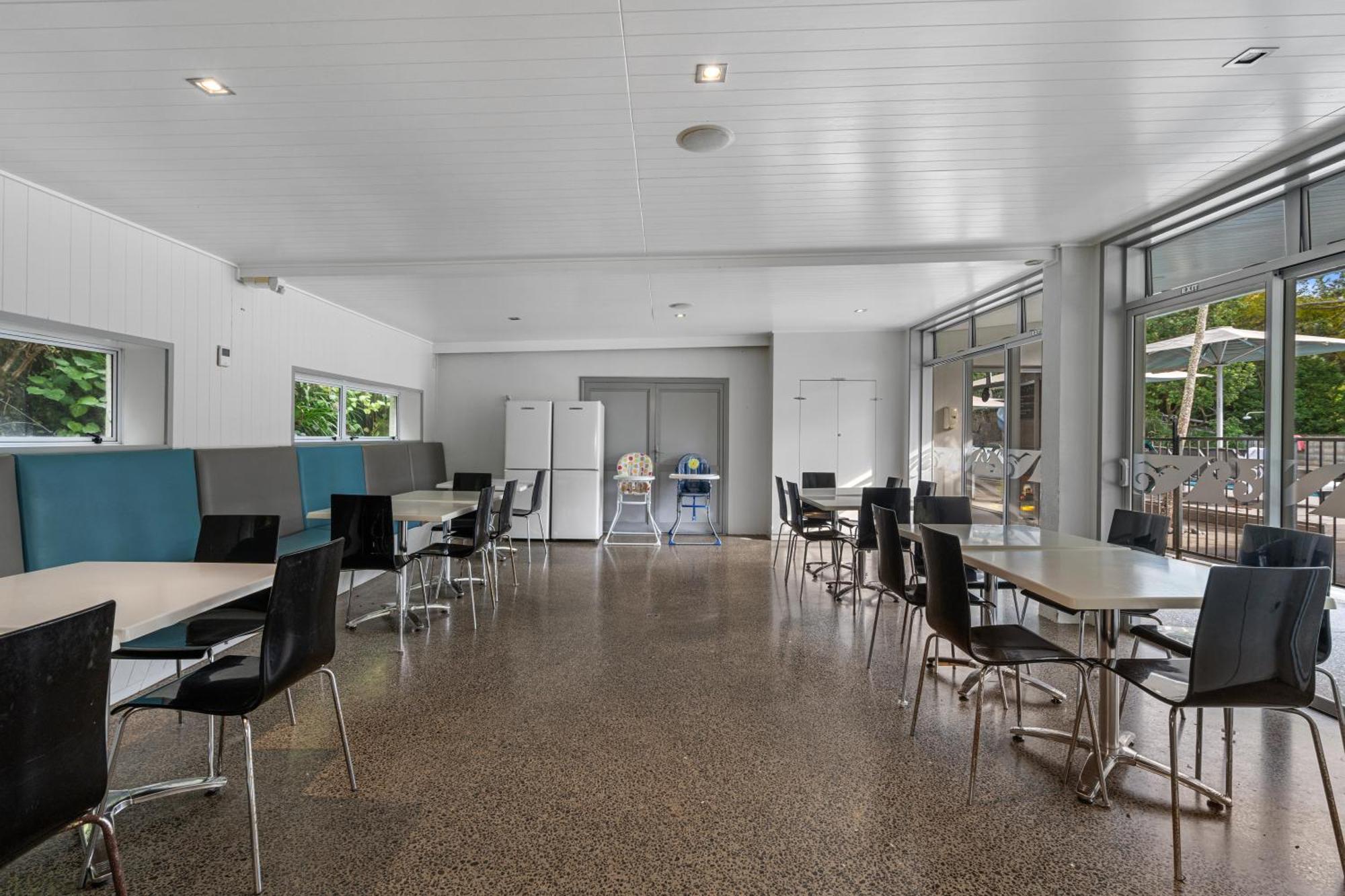 Tasman Holiday Parks - Waihi Beach Dış mekan fotoğraf The interior of the library