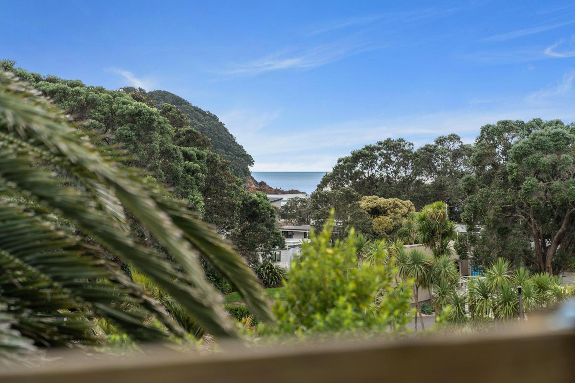 Tasman Holiday Parks - Waihi Beach Dış mekan fotoğraf View of the bay from the town