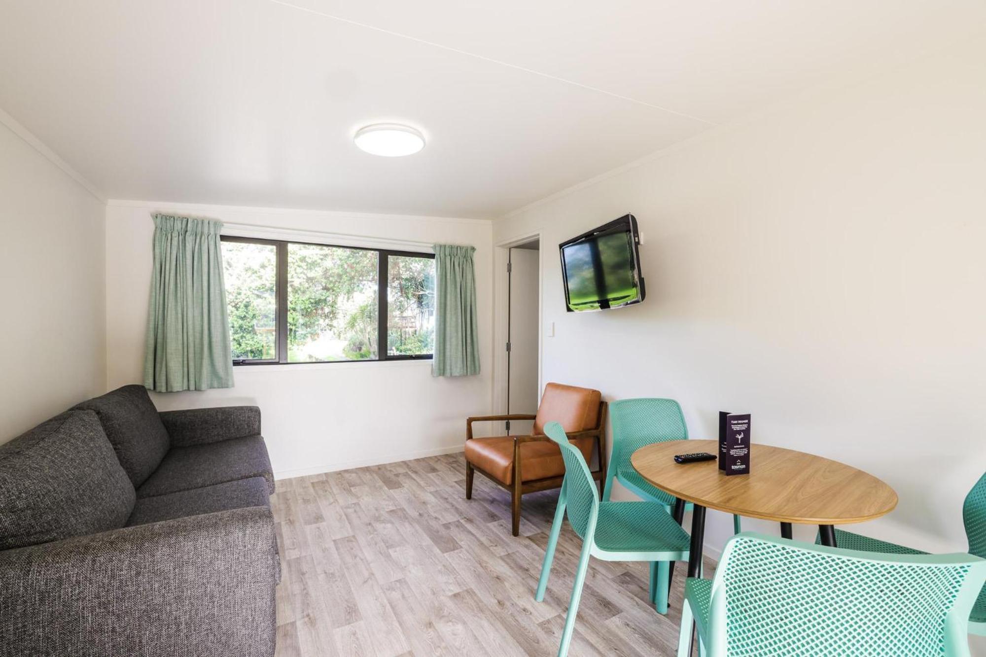 Tasman Holiday Parks - Waihi Beach Dış mekan fotoğraf Living area of a one bedroom apartment