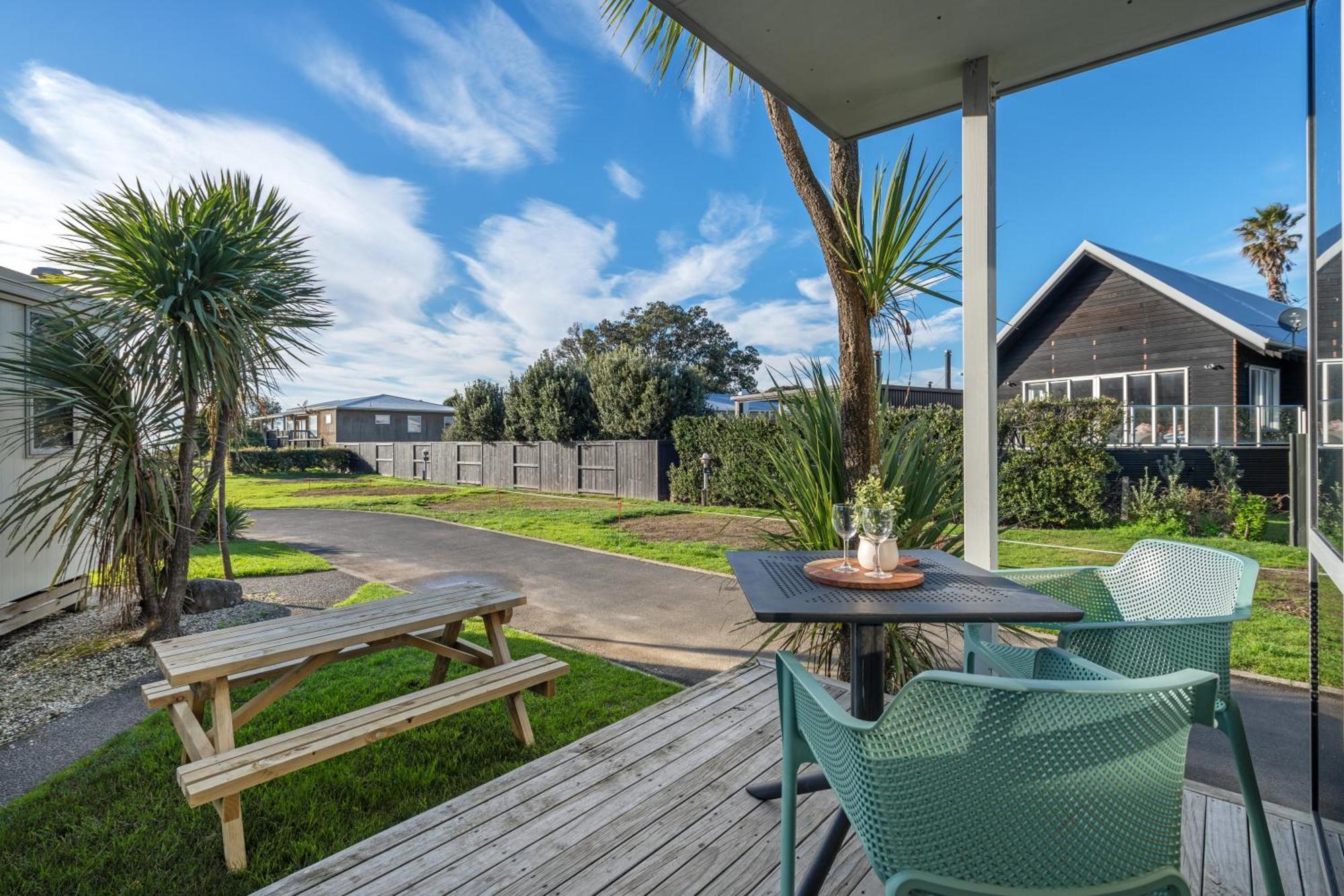 Tasman Holiday Parks - Waihi Beach Dış mekan fotoğraf A view of the deck at the beach house