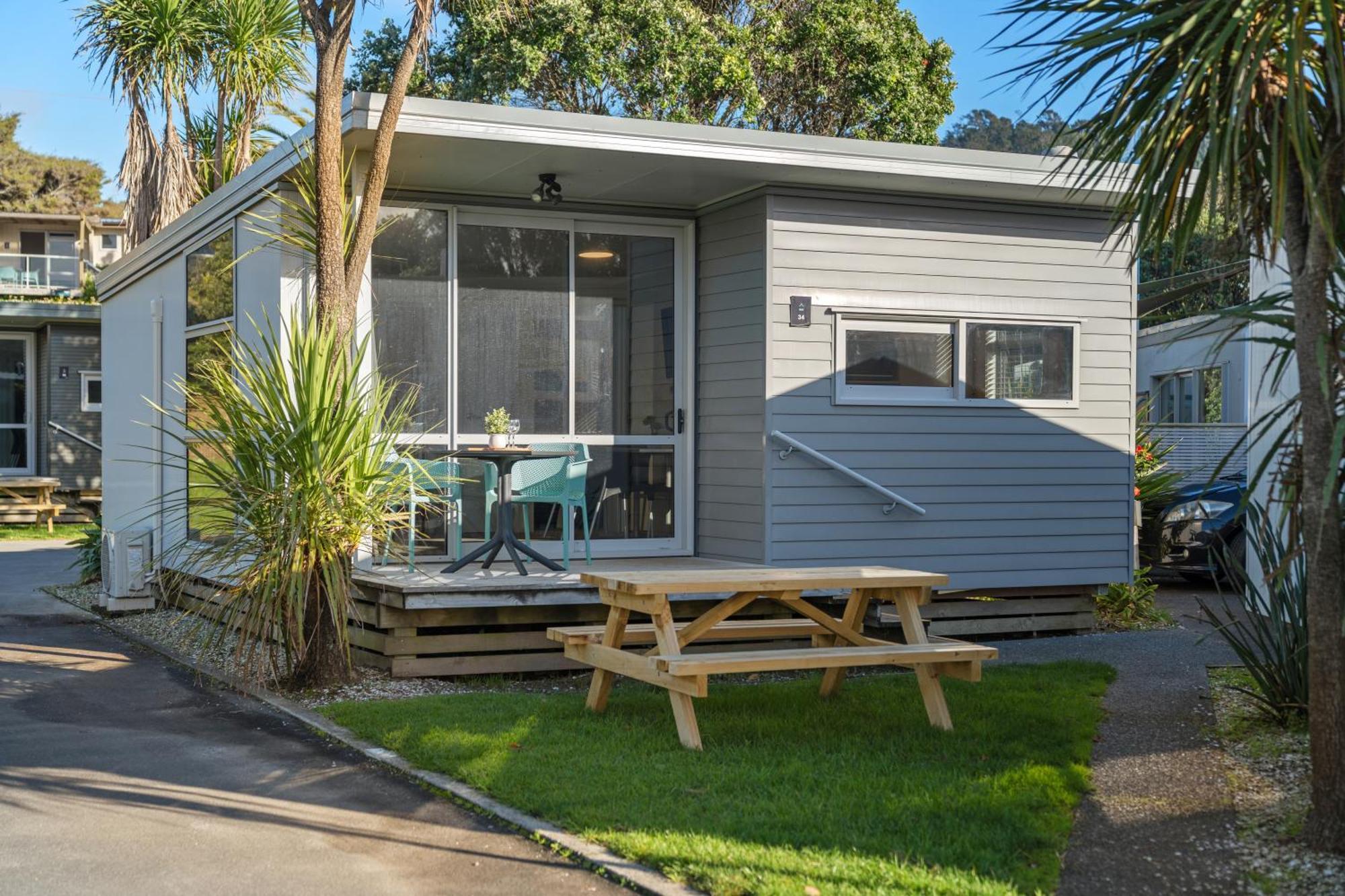 Tasman Holiday Parks - Waihi Beach Dış mekan fotoğraf A bach at a holiday park in New Zealand