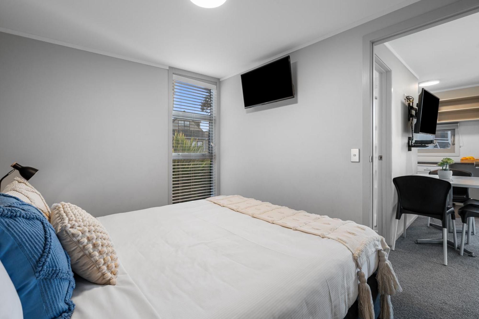 Tasman Holiday Parks - Waihi Beach Dış mekan fotoğraf A bedroom in a typical apartment