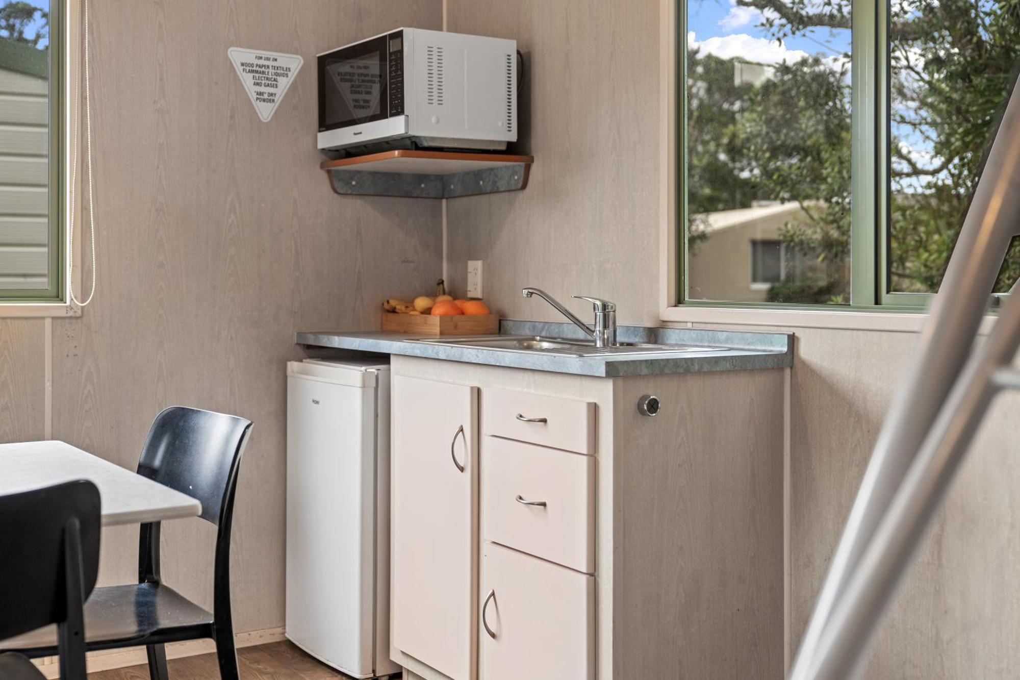 Tasman Holiday Parks - Waihi Beach Dış mekan fotoğraf A typical kitchen in a typical studio