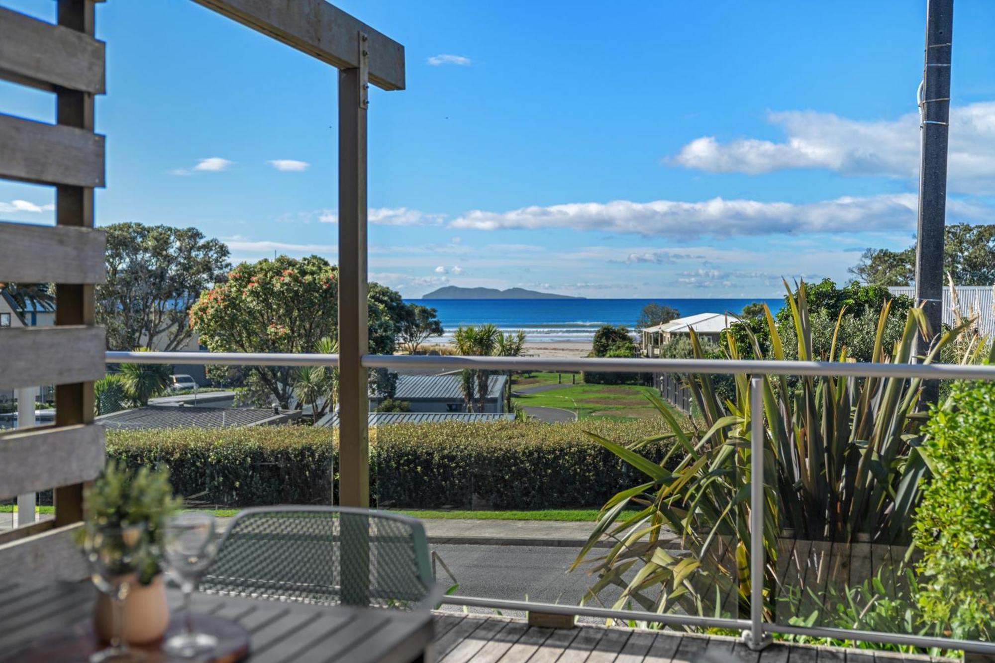 Tasman Holiday Parks - Waihi Beach Dış mekan fotoğraf View of the bay from a house in Red Beach