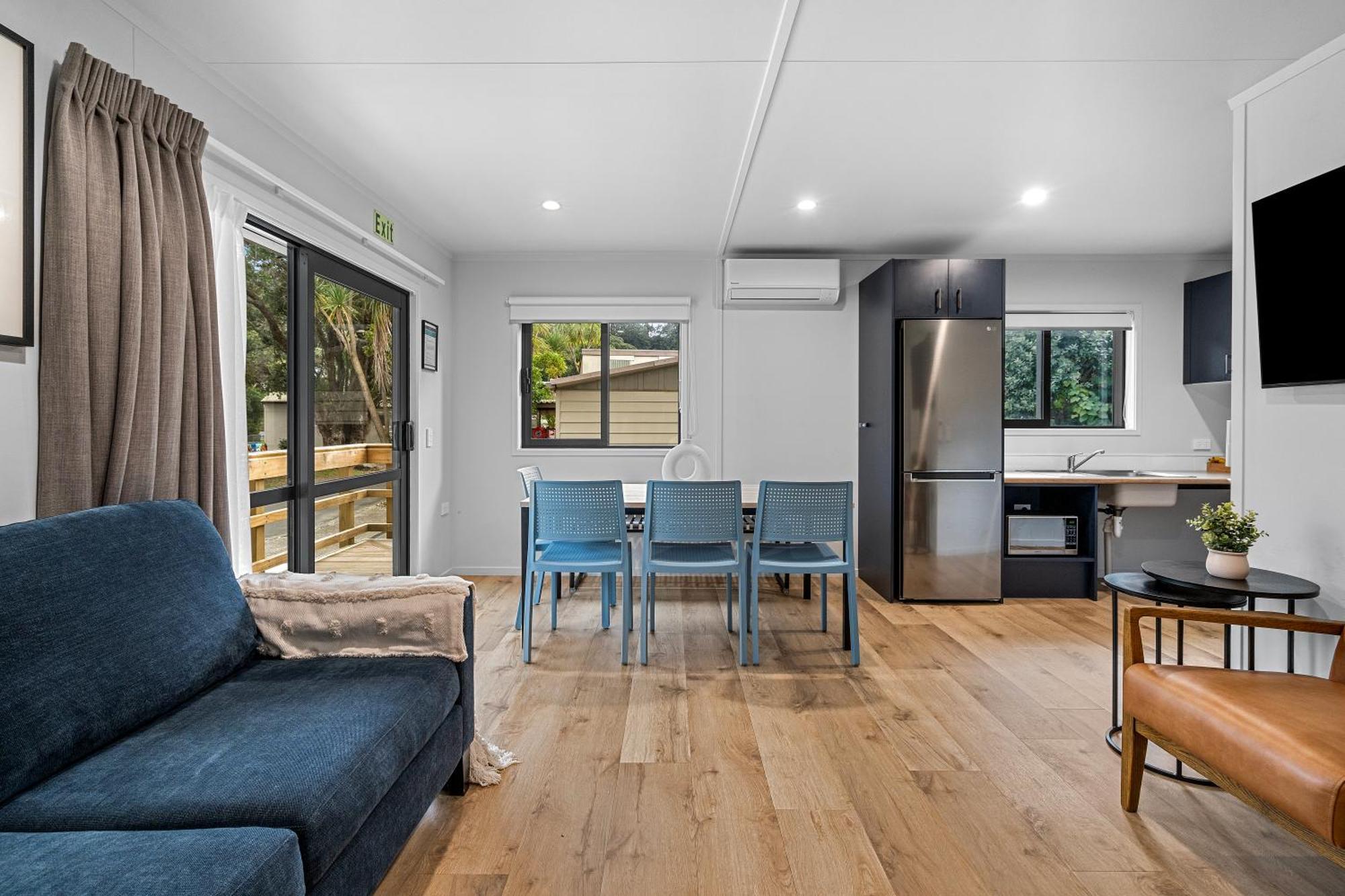 Tasman Holiday Parks - Waihi Beach Dış mekan fotoğraf A modern bach interior