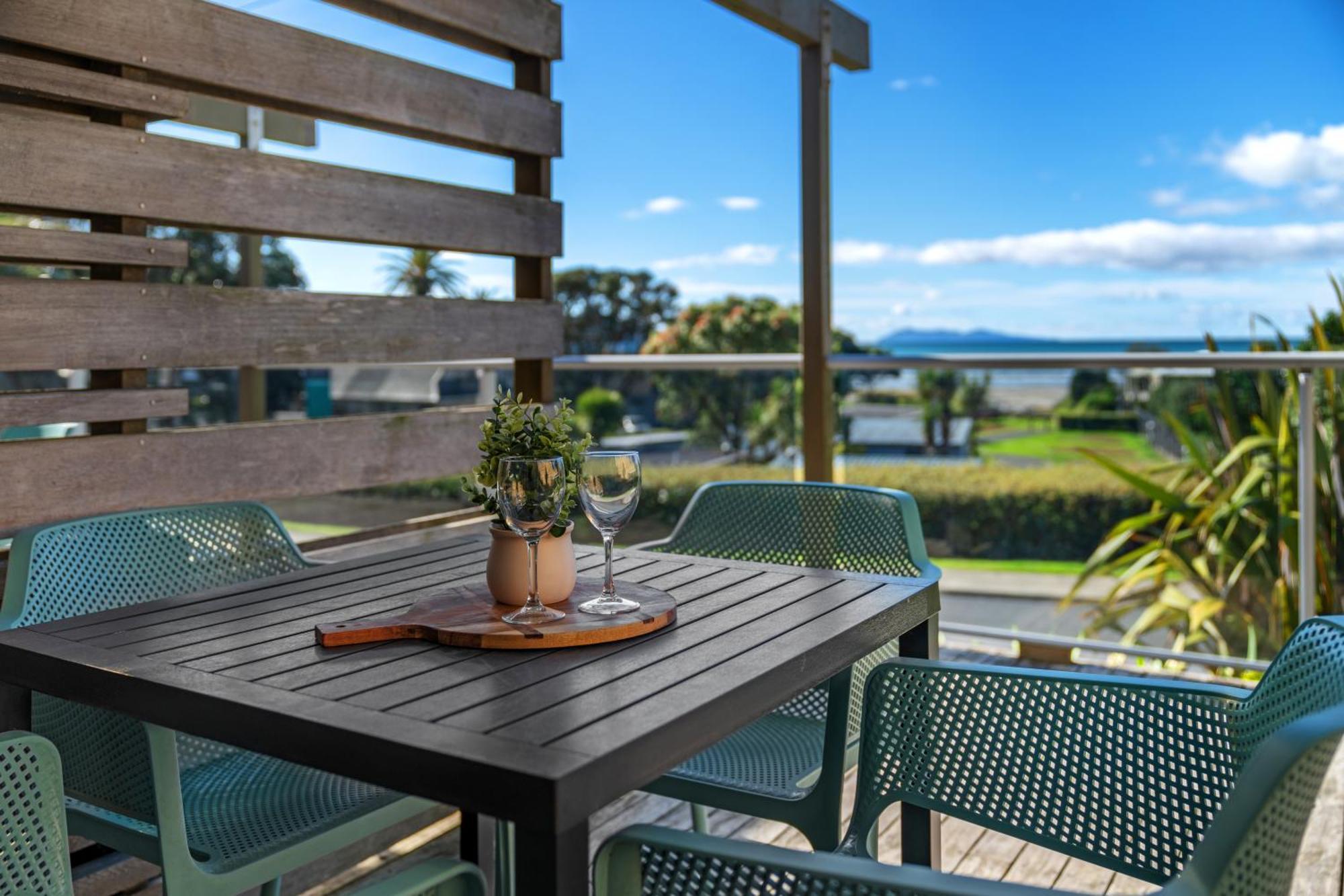 Tasman Holiday Parks - Waihi Beach Dış mekan fotoğraf A balcony in New Zealand