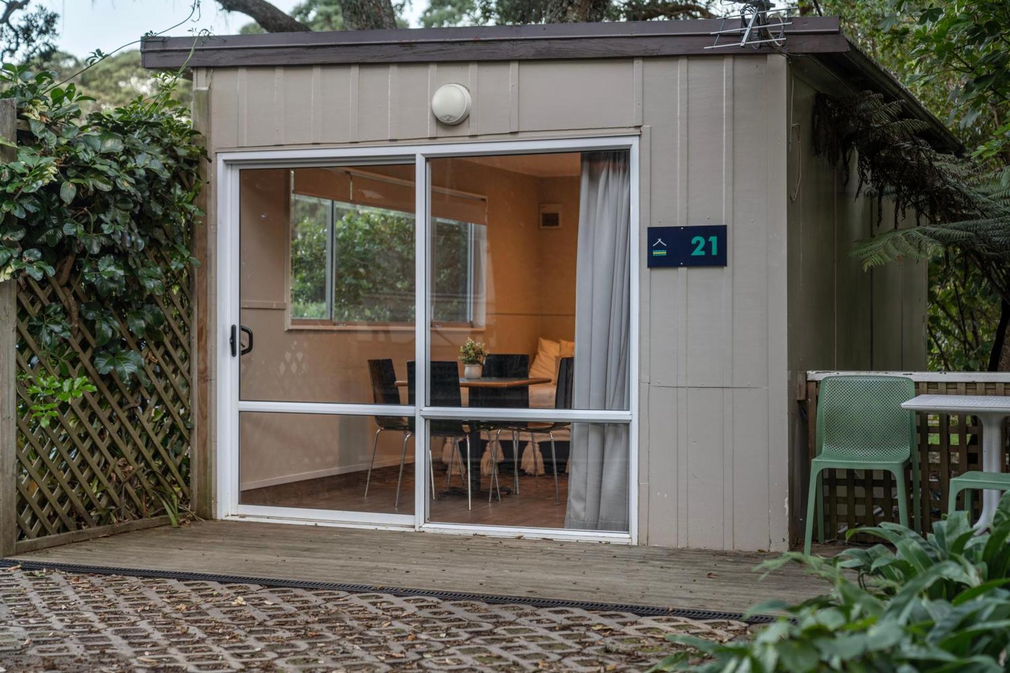 Tasman Holiday Parks - Waihi Beach Dış mekan fotoğraf A garden room in Auckland, New Zealand